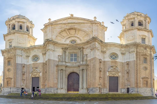 新主教座堂 或西班牙安达卢西亚加的斯圣克鲁斯大教堂 — 图库照片