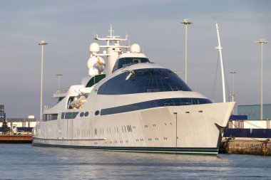 Cadiz Liman günbatımında defne bir özel motor yat demirleyen