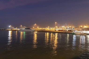 Defne Cadiz Liman lüks yat ile gece demirleyen