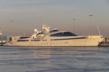 Cadiz Liman günbatımında defne bir özel motor yat demirleyen