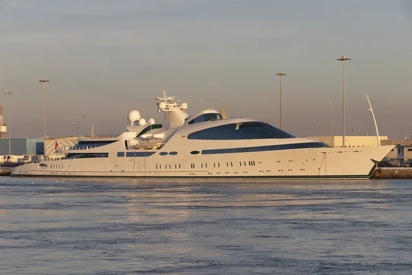 Cadiz Liman günbatımında defne bir özel motor yat demirleyen