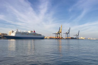 Cadiz ile liman içinde konteyner yarda limanında demirli cruise