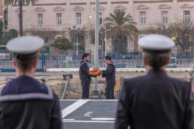Cadiz, İspanya - 9 Şubat 2019: İspanyol askeri gemisiyle düşürücü günlük bayrak töreni gerçekleştirmek