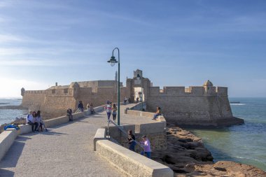 Cadiz, İspanya - 9 Şubat 2019: San Sebastian Castle (Castillo de San Sebastian), Cdiz, İspanya, La Caleta Beach küçük bir adada sonunda yer alan bir kale.