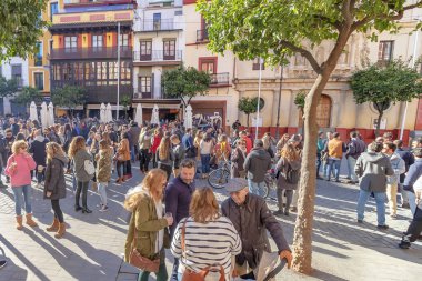 Sevilla, İspanya - 13 Ocak 2019: Kimliği belirsiz kişi el Salvador Meydanı 