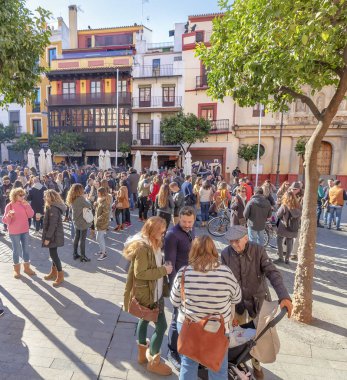 Sevilla, İspanya - 13 Ocak 2019: Kimliği belirsiz kişi el Salvador Meydanı 