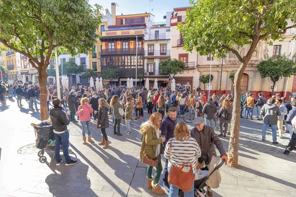Sevilla Espanja Tammikuuta 2019 Tunnistamattomat Ihmiset Nauttivat Viileän Juoman Salvadorin — kuvapankkivalokuva