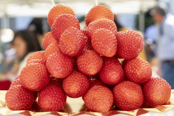 Frische Erdbeeren auf einem Markt — Stockfoto