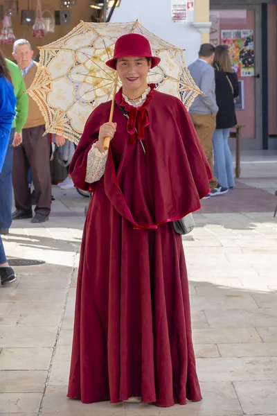 Moguer, Huelva, İspanya - 24 Şubat 2019: Kız eski f içinde giyinmiş — Stok fotoğraf