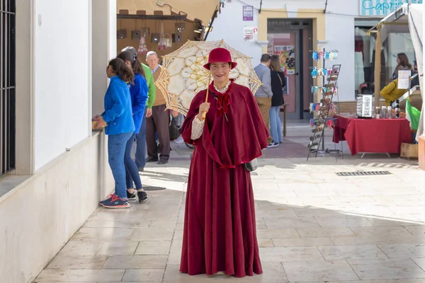 Moguer, Huelva, Espanha - 24 de fevereiro de 2019: Menina vestida de f — Fotografia de Stock