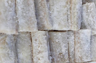 bir pazarda tuzlanmış morina