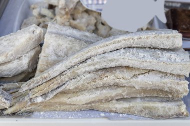 bir pazarda tuzlanmış morina