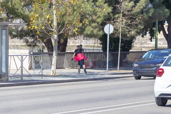 Skaten van de meisje in de stad, met behulp van fietspad in Sevilla, Spai — Stockfoto