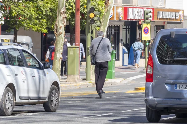 Sevilla, Spanje - 9 maart 2019: Man op een elektrische scooter acros — Stockfoto