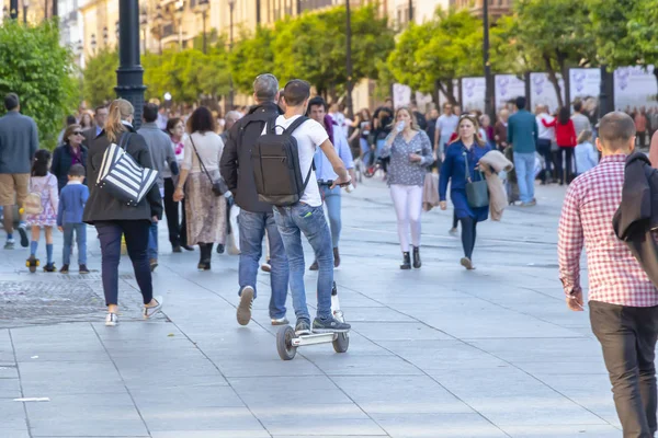 Sevilla, İspanya - 9 Mart 2019: Genç adam bir elektrikli scooter üzerinde