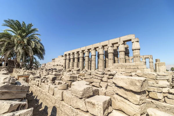 Templo de Luxor, un gran complejo de templos del Antiguo Egipto ubicado en —  Fotos de Stock