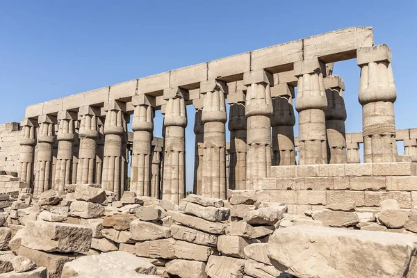 Chrám v Luxoru, velké starověký egyptský chrám komplex se nachází na — Stock fotografie