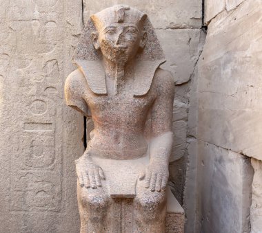 Firavun Thutmose III 'ün oturan heykeli, Festival Salonu yakınlarında 