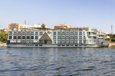 Luxor, Egypt-13 Eylül 2018: turist tekneleri N üzerinde demirli