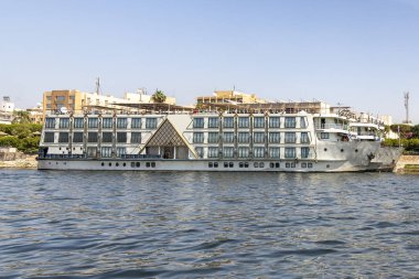 Luxor 'da Nil Nehrinde demirli turist tekneleri. Turist Boa