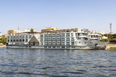 Luxor 'da Nil Nehrinde demirli turist tekneleri. Turist Boa