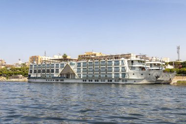 Aswan, Mısır-13 Eylül 2018: turist tekneleri N üzerinde demirli