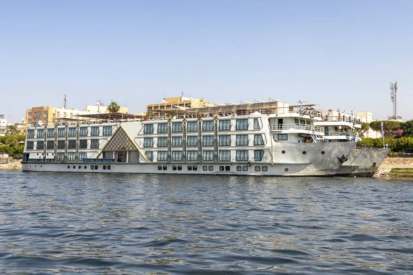 Tourist boats moored on the Nile river at Luxor. The tourist boa — Stock Photo, Image