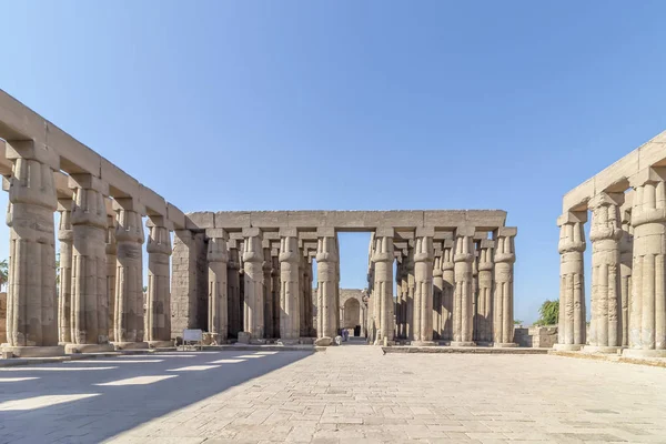 Templo de Luxor, un gran complejo de templos del Antiguo Egipto ubicado en —  Fotos de Stock