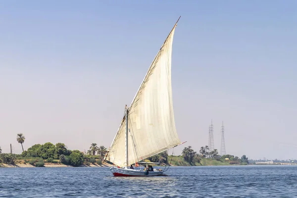 Barco Faluca navegando no rio Nilo — Fotografia de Stock