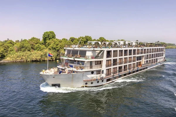 A tourist boat motor down the River Nile towards Aswan in centra — Stock Photo, Image