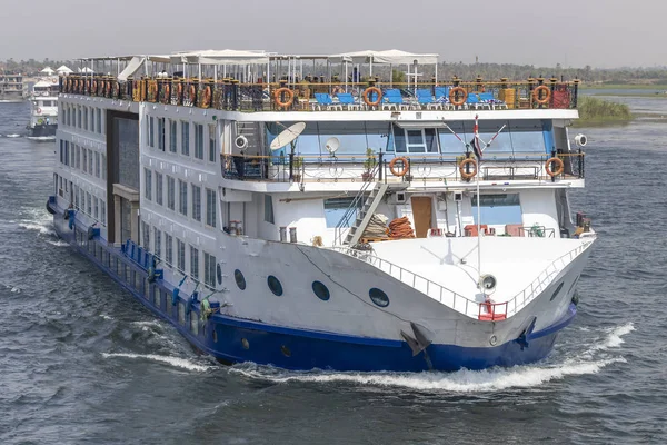 Motor de barco turístico descendo o rio Nilo em direção a Assuão, no centro — Fotografia de Stock