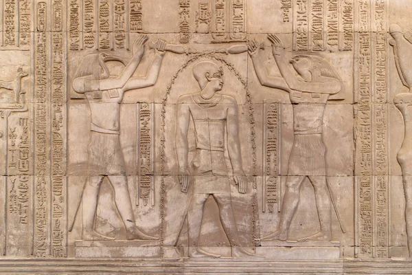 Иероглифы на стене в храме Ком Омбо в реке Нил — стоковое фото