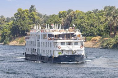 Aswan, Mısır-13 Eylül 2018: bir turist tekne motoru aşağı