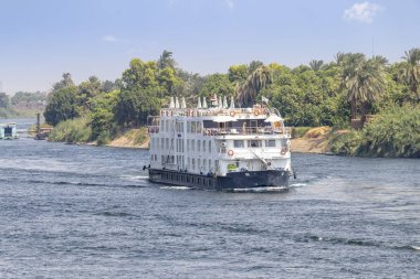 Aswan, Mısır-13 Eylül 2018: bir turist tekne motoru aşağı