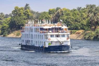  Centr içinde Aswan doğru Nil Nehri aşağı bir turist tekne motoru