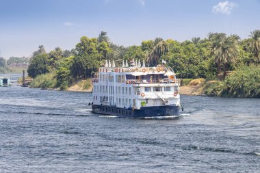  Centr içinde Aswan doğru Nil Nehri aşağı bir turist tekne motoru