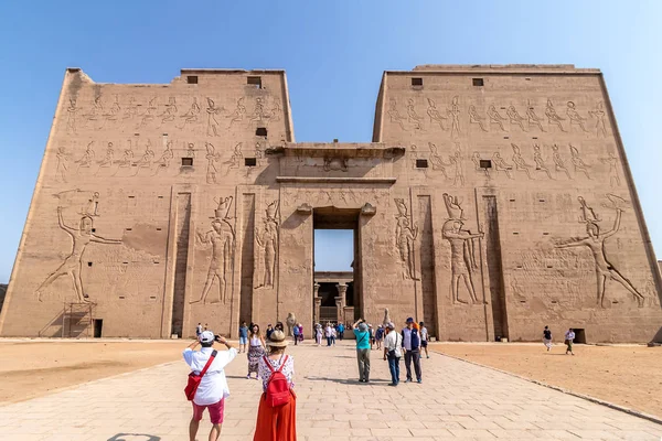 Aswan, Egypt - September 13, 2018: Tourists visiting the Edfu Te — Stock Photo, Image