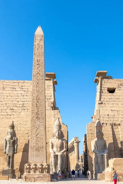 Asuán, Egipto - 11 de septiembre de 2018: El Templo de Luxor, un gran Anc —  Fotos de Stock