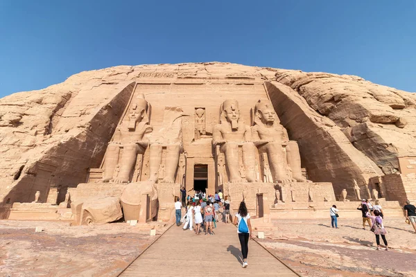 Turyści odwiedzający Abu Simbel, Wielka Świątynia Ramzesa II, E — Zdjęcie stockowe