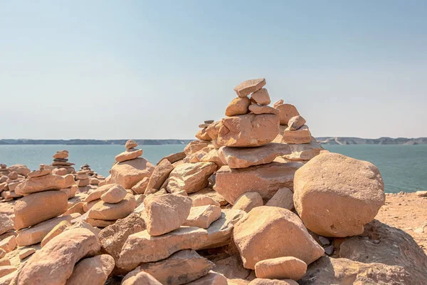 Steinhaufen kegelförmig übereinander gelegt, als Offe — Stockfoto