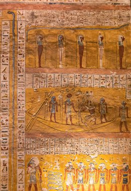 Luxor, Mısır 'daki Krallar Vadisi' nin duvarındaki hiyeroglifler.