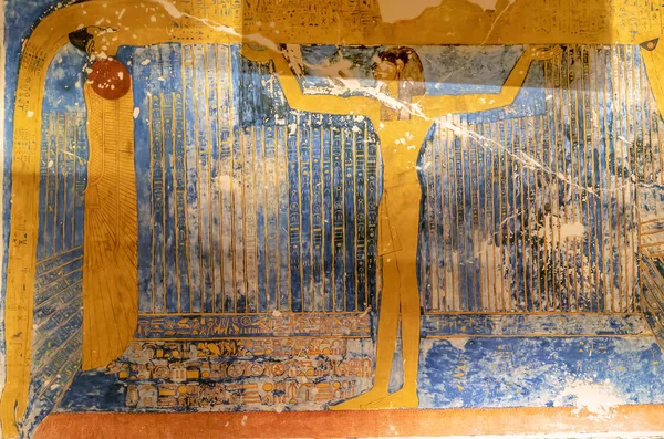 Иероглифы на стене в Долине Царей в Луксоре, Египет — стоковое фото