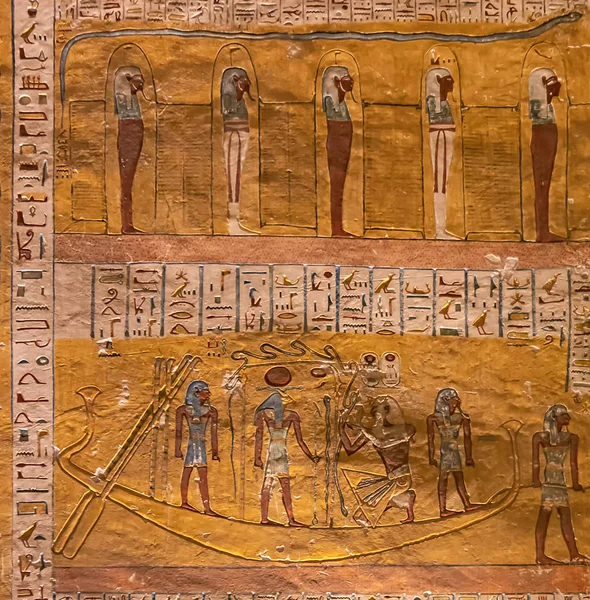 Hieroglyfer på en vägg i Valley of Kings i Luxor, Egypten — Stockfoto