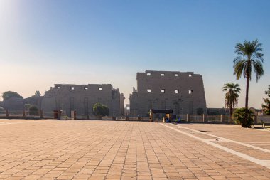 Güneşin doğuşunda Luksor Karnak tapınak kompleksi, yaygın olarak bilinen