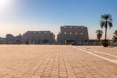 Güneşin doğuşunda Luksor Karnak tapınak kompleksi, yaygın olarak bilinen