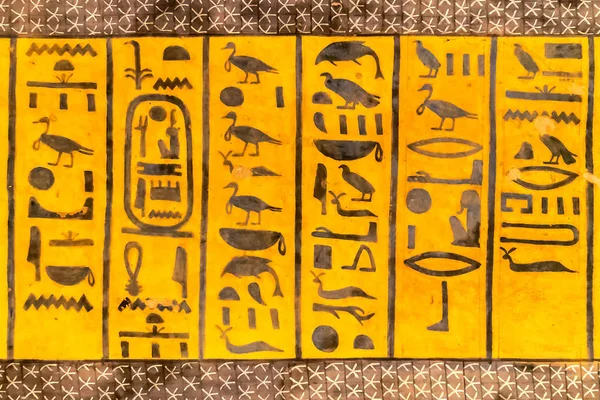 Hieroglyfer på en vägg i Valley of Kings i Luxor, Egypten — Stockfoto