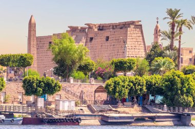 Nil Nehri'nden Luxor Tapınağı manzarası