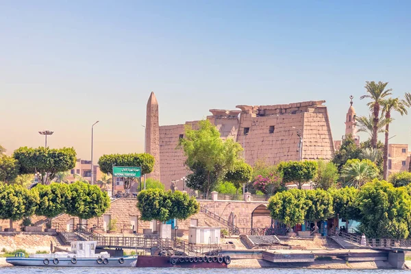 Луксор, Египет - 11 сентября 2018 года: Вид на храм Луксора из Нила — стоковое фото