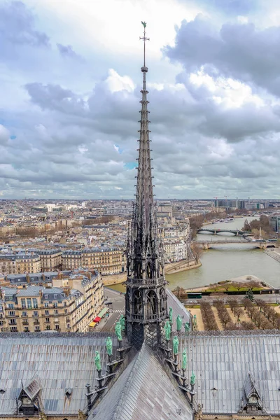 Spiran i Notre Dame-katedralen med ärkeängeln Gabriel i — Stockfoto