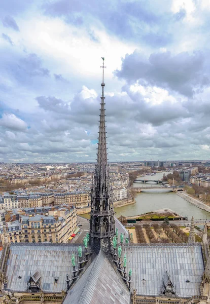 Spiran i Notre Dame-katedralen med ärkeängeln Gabriel i — Stockfoto